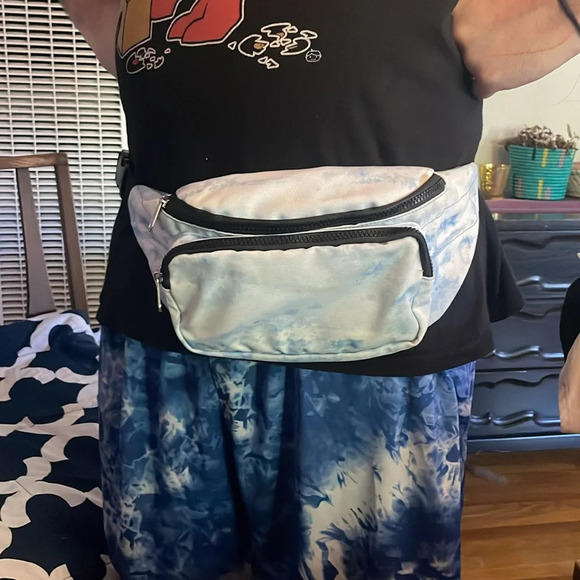 Unisex Adjustable Fanny pack, color blue cloudy sky ☁️ ☁️🌤️blue/white - Picture 6 of 11